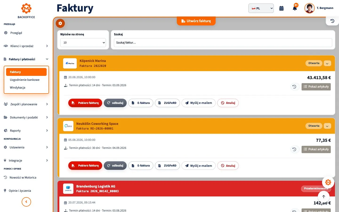 Elektroniczna faktura ze strukturalnymi danymi na biurku