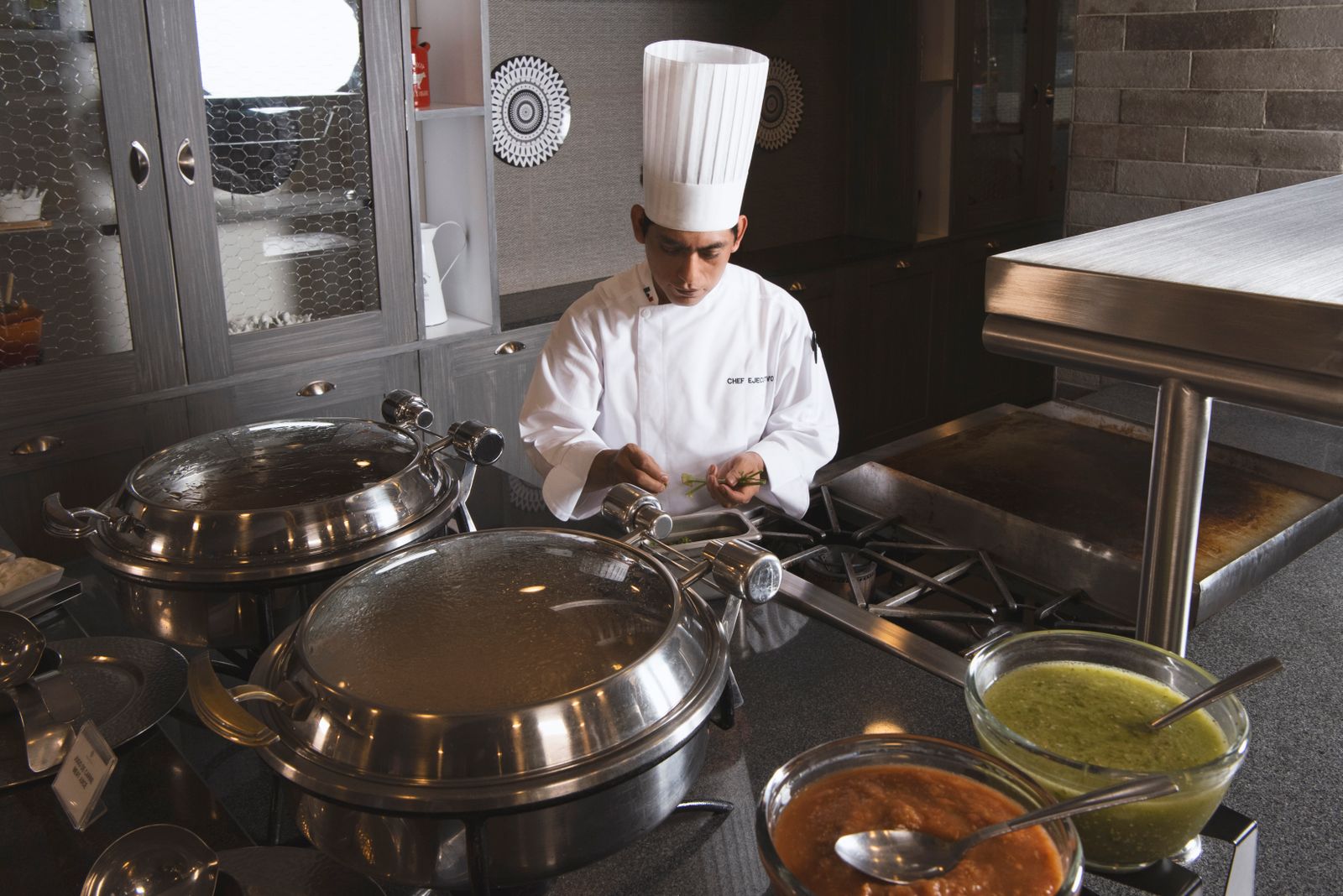 Catering and event business managing digital office work with Motorica